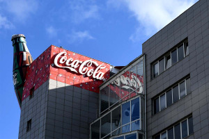 Για το χατίρι του Τραμπ: Η Coca Cola λανσάρει έκδοση με ζάχαρη από ζαχαροκάλαμο, διαμαρτύρονται οι παραγωγοί καλαμποκιού