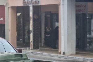 Χαμός στο κέντρο της Πάτρας με την πρώτη Ανάσταση – Έσπαγαν πιάτα, λαμπτήρες, πετούσαν δυναμιτάκια