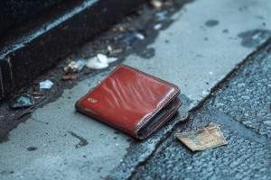 Βρήκε πορτοφόλι γεμάτο χρήματα το 1968: 57 χρόνια αργότερα προσπάθησε να βρει τον ιδιοκτήτη του