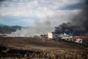 Αρτοποιός: Δύσκολη η επιχείρηση κατάσβεσης στο εργοστάσιο - Όλο το άλλο μέτωπο έχει οριοθετηθεί