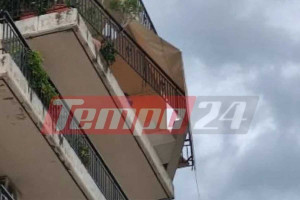 Πάτρα: “Ξηλώθηκε” μπαλκόνι από τους θυελλώδεις ανέμους