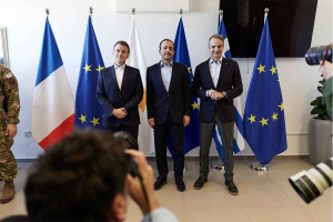 Στην Κύπρο Μητσοτάκης – Μακρόν: Τους υποδέχτηκε ο Χριστοδουλίδης – Σε εξέλιξη η τριμερής συνάντηση (upd)