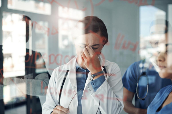 Με burnout οι γιατροί στα Επείγοντα: 1 στους 10 εγκαταλείπει την ειδικότητα