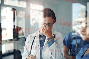 Με burnout οι γιατροί στα Επείγοντα: 1 στους 10 εγκαταλείπει την ειδικότητα
