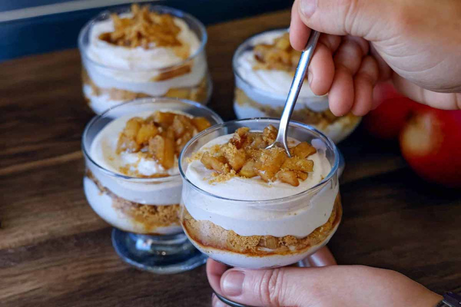 Trifle! To εύκολο Γλυκάκι στο Ποτήρι με Μήλο και Κανέλα