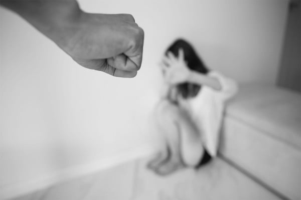 Κρήτη: 47χρονος χτύπησε με σωλήνα στο κεφάλι και στο σώμα την πρώην σύζυγό του - Ο 15χρονος γιος τους κάλεσε αστυνομία και ΕΚΑΒ