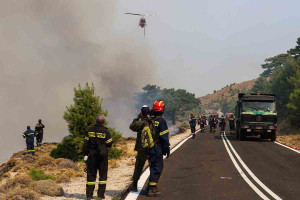Χίος: «Η φωτιά έρχεται από όλα τα μέρη του ορίζοντα» – Ανεξέλεγκτο το μέτωπο