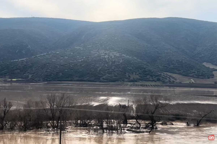 Υπερχείλισε ο Πηνειός έξω από τη Λάρισα: Πλημμύρισαν αγροτικές εκτάσεις