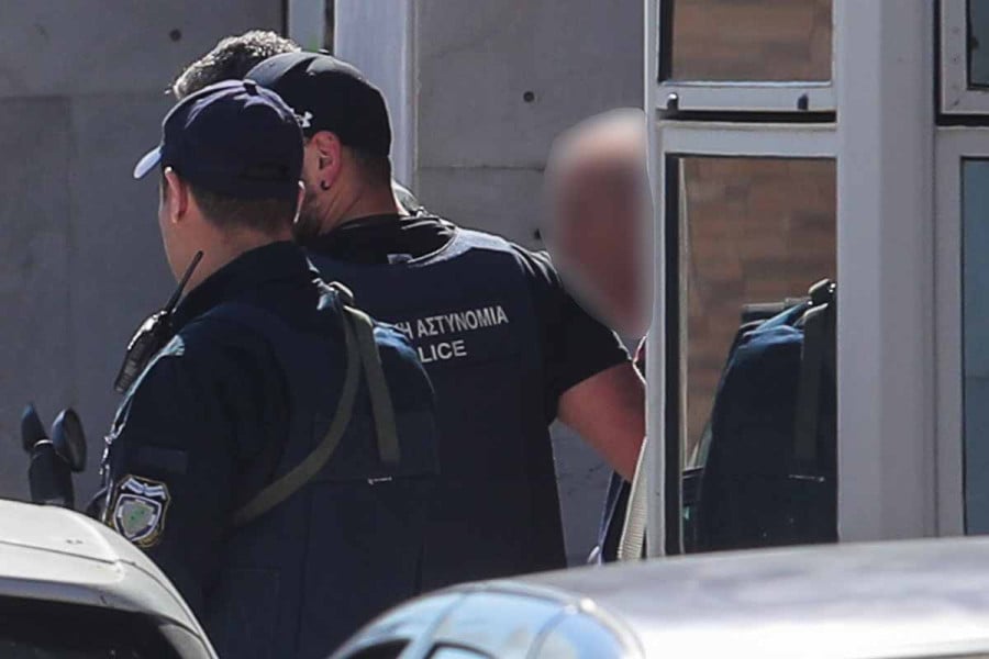 Στην Ευελπίδων ο 89χρονος, οδηγείται ενώπιον του εισαγγελέα – «Δεν είχα σκοπό να σκοτώσω» (βίντεο)