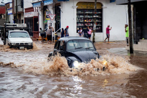 Τουλάχιστον δύο νεκροί από το φονικό πέρασμα του τυφώνα Έρικ στο Μεξικό
