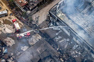 Bίντεο ντοκουμέντο: Η στιγμή που εργάτης ξεφεύγει από τη φωτιά μετά την πρώτη έκρηξη στον Ασπρόπυργο