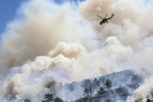Ολονύχτια μάχη με τις φλόγες στη Σκύρο - Σε red code το νησί, σηκώθηκαν εναέρια