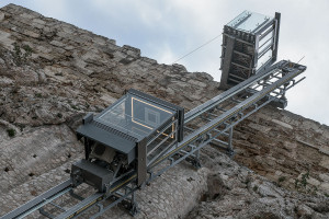 Γιατί σταματά να λειτουργεί ο ανελκυστήρας στον Ιερό Βράχο της Ακρόπολης