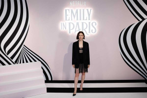 Ανανεώθηκε για έκτη σεζόν το Emily in Paris - Το βίντεο του Netflix