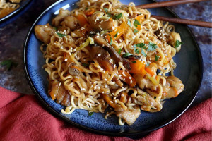 Κοτόπουλο Τεριγιάκι με noodles και λαχανικά