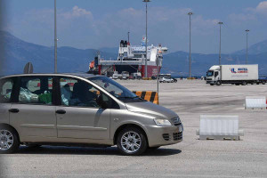 ΤΩΡΑ – Πάτρα: Αυτοκίνητο έπεσε στη θάλασσα στη δυτική προβλήτα του Ρίου