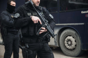 Μεγάλη επιχείρηση της ΕΛ.ΑΣ. για κύκλωμα ναρκωτικών και όπλων στην Αττική