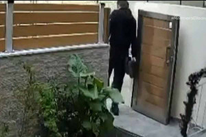 Απίστευτο περιστατικό στο Χαϊδάρι: Ανήλικοι είπαν τα κάλαντα και έκλεψαν παπούτσια από την είσοδο σπιτιού (video)