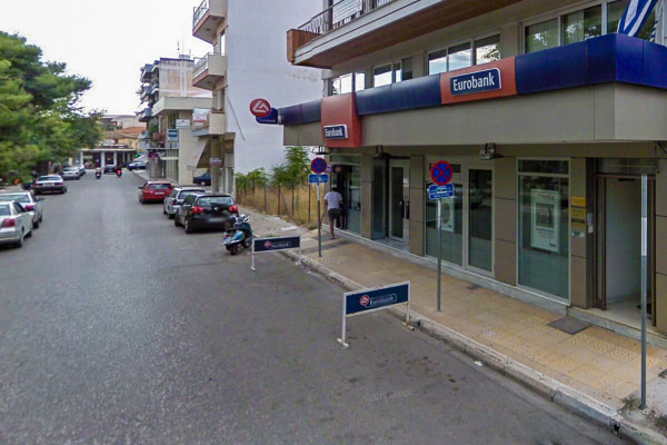 Αμαλιάδα: Μπαίνει αναβατόριο ΑμεΑ έξω από την Eurobank