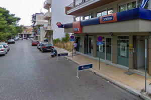Αμαλιάδα: Μπαίνει αναβατόριο ΑμεΑ έξω από την Eurobank