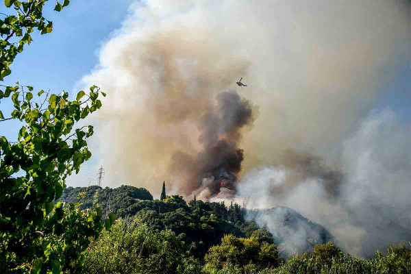 Συνελήφθη 25χρονος για εμπρησμό στην Αχαΐα, η φωτιά καίει κοντά σε σπίτια στην Αρόη - Μάχες με τα μέτωπα σε Κεφαλονιά, Πρέβεζα, Χίο και Ζάκυνθο (upd)