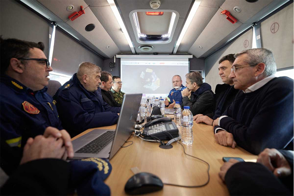 Στη Σαντορίνη ο Μητσοτάκης: Ευχόμαστε η ακολουθία θα εκτονωθεί χωρίς μεγαλύτερο σεισμό - Aπαραίτητα τα μέτρα για την επιχειρηματικότητα (upd)