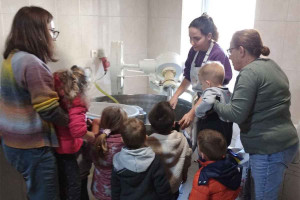 Επίσκεψη στο φούρνο της γειτονιάς από μαθητές, γονείς και εκπαιδευτικούς του Παιδικού Σταθμού Μακρισίων