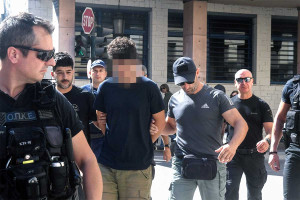 «Θα προτιμούσε να καεί, παρά να βάλει φωτιά» η αγωνία της μητέρας του 25χρονου, που κατηγορείται για εμπρησμό