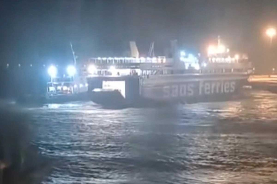 H κακοκαιρία έφτασε στη Ρόδο: Η θάλασσα βγήκε στο λιμάνι, πλοίο έδωσε μάχη για να δέσει (video)