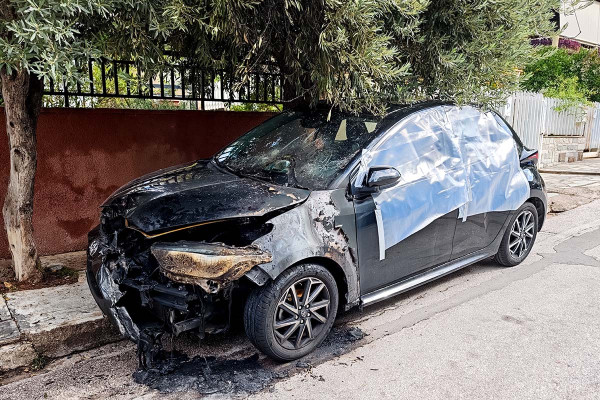Γλυφάδα: Η στιγμή που ο αξιωματικός «μπουκάρει» στο σπίτι της πρώην του