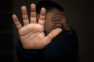 Πάτρα: Υπόθεση κακοποίησης 13χρονου, ο πατέρας, η σύντροφος και η Δίωξη Ηλεκτρονικού Εγκλήματος