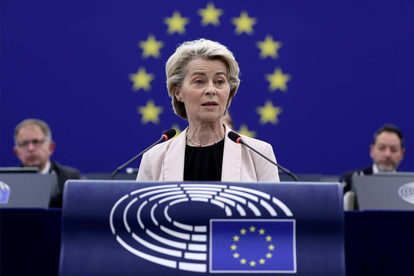 Φον ντερ Λάιεν: «Η Ευρώπη σε υψηλό συναγερμό» - Το μήνυμα στη διπλή πρόταση μομφής εναντίον της