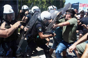 Ανάβυσσος: Επεισόδια με δακρυγόνα ανάμεσα σε φοιτητές και ΜΑΤ - «Κλειστή» η Αθηνών - Σουνίου