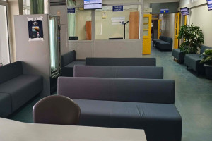 ΝΜ Κρεστένων: Αναβαθμισμένος χώρος αναμονής με νέα γραφεία και επίπλωση