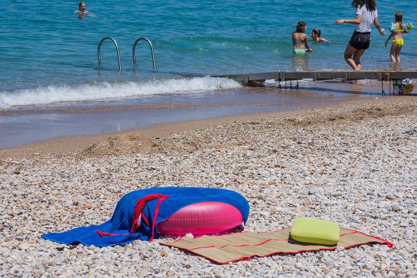 Ακρίβεια: Φουσκωτά, ομπρέλες και ψάθες από πέρυσι για… οικονομία – Αυξήσεις έως 10% σε είδη παραλίας