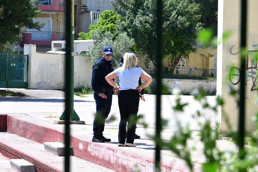 Πώς έγινε το ατύχημα με τη 13χρονη που έπεσε από το μπαλκόνι σχολείου στο Χαϊδάρι, σοκαρισμένοι οι συμμαθητές της