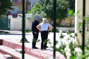 Πώς έγινε το ατύχημα με τη 13χρονη που έπεσε από το μπαλκόνι σχολείου στο Χαϊδάρι, σοκαρισμένοι οι συμμαθητές της