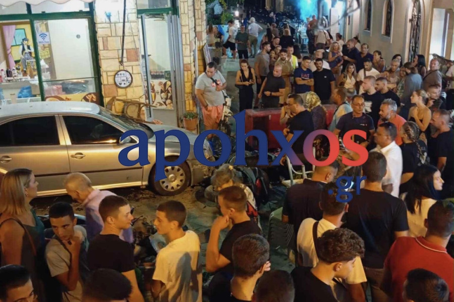 Ζάκυνθος: Παρολίγον τραγωδία - ΙΧ έπεσε πάνω σε πιστούς και κατέληξε σε κατάστημα