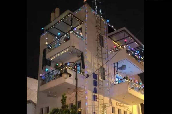 Απίστευτο: Πολυκατοικία στη Θεσσαλονίκη στόλισε για... Χριστούγεννα από τον Σεπτέμβριο (video)