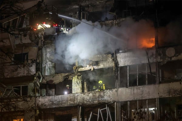 Στις φλόγες πολυκατοικίες στη Ζαπορίζια μετά από μπαράζ ρωσικών χτυπημάτων με drones (video)