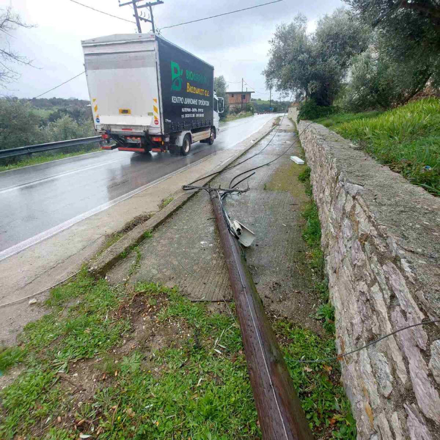 Σοβαρές και επικίνδυνες ζημιές από τους ισχυρούς ανέμους στην Αγία Τριάδα Ηλείας