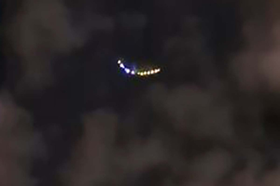 Drone, αεροπλάνο ή UFO; Βίντεο με μυστηριώδη φώτα πάνω από την Τεχεράνη γίνονται viral