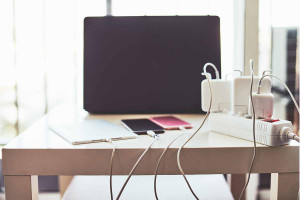Tα λάθη με τη φόρτιση κινητών και laptop που μπορεί να κοστίσουν ακριβά