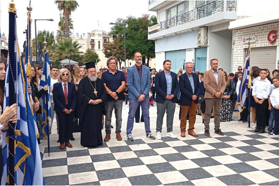Με την τελετή κατάθεσης στεφάνων από τα σχολεία και την εκπαιδευτική κοινότητα της Αμαλιάδας ξεκίνησαν οι επετειακές εκδηλώσεις για την 28η Οκτωβρίου