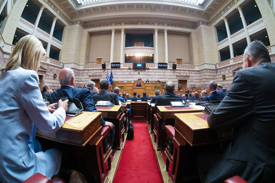 ΚΟ ΝΔ: Η «ιδρωμένη φανέλα», οι αιχμές για τους απόντες, τα βέλη κατά Κοβέσι και τα «τσάμικα»