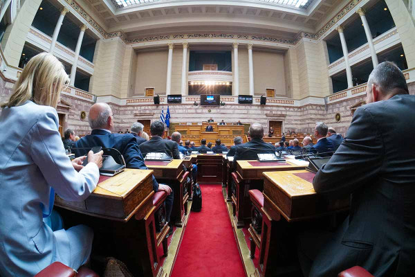 ΚΟ ΝΔ: Η «ιδρωμένη φανέλα», οι αιχμές για τους απόντες, τα βέλη κατά Κοβέσι και τα «τσάμικα»