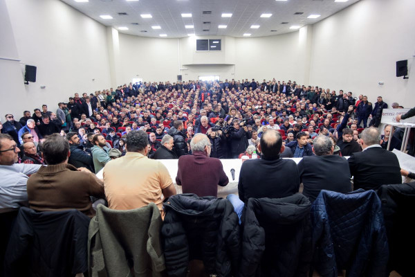 Σε εξέλιξη η πανελλαδική Επιτροπή Μπλόκων στη Νίκαια ενόψει της συνάντηση τους με τον πρωθυπουργό