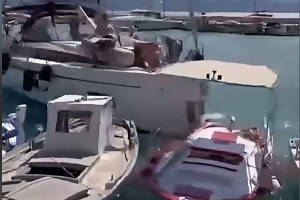 Η στιγμή που το ιστιοφόρο προσκρούει σε σκάφη στο λιμάνι του Καλάμου στη Λευκάδα