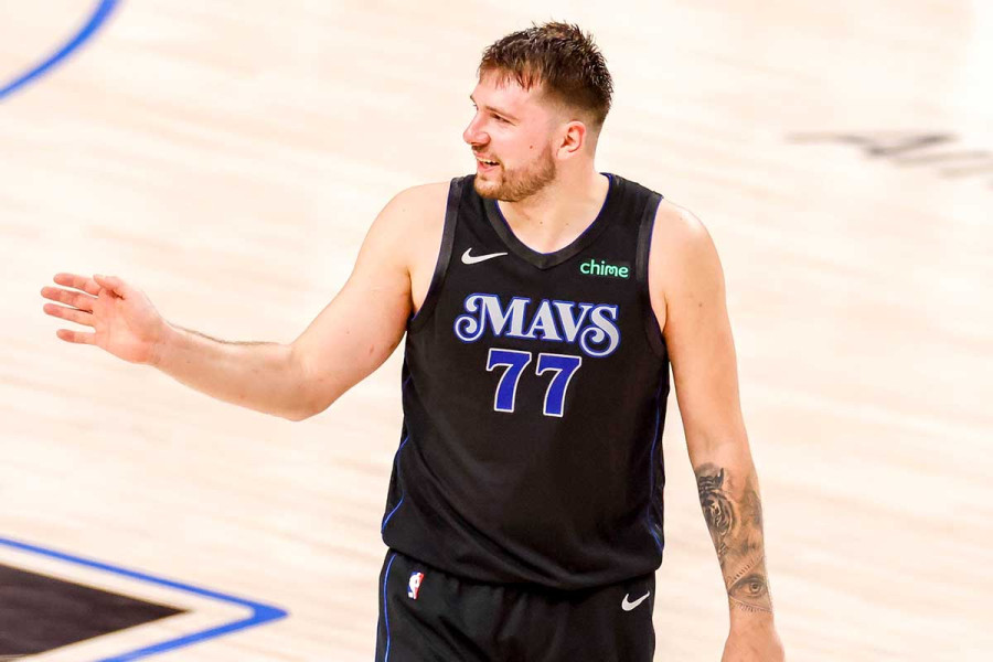 NBA: Ο διαστημικός Ντόντσιτς οδήγησε τους Μάβερικς στη νίκη επί των Γουόριορς με "45άρα" και triple-double