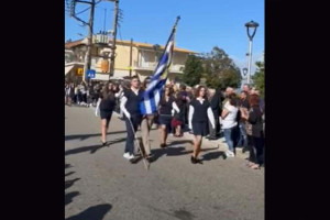 Αγρίνιο: «Αισθάνθηκα περήφανος που παρέλασα και εγώ», είπε ο τυφλός σημαιοφόρος που συγκίνησε όλη την Ελλάδα